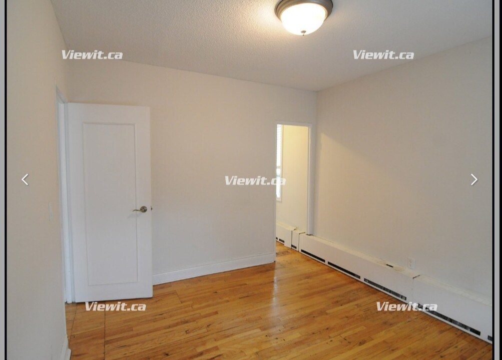 1887 Queen St E in Toronto, ON - Building Photo