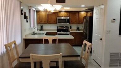 4303 E Cactus Rd, Unit 210 in Phoenix, AZ - Foto de edificio - Building Photo