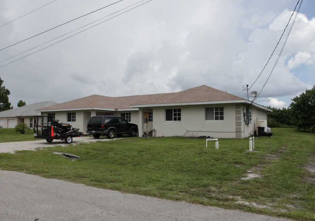 5232 26th St SW in Lehigh Acres, FL - Foto de edificio - Building Photo