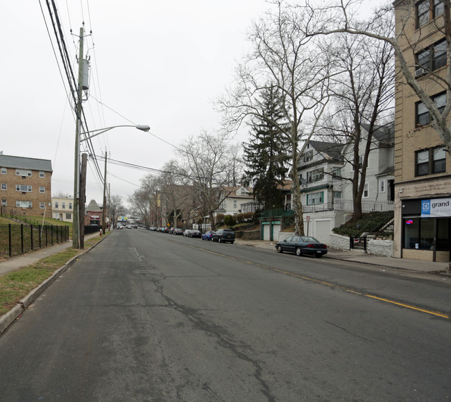 203 E 4th St in Mount Vernon, NY - Foto de edificio - Building Photo