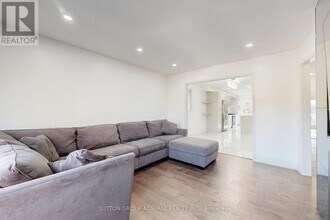 300 Charlton Ave in Vaughan, ON - Building Photo - Building Photo