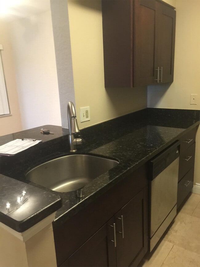 2831 N Oakland Forest Dr in Oakland Park, FL - Building Photo - Building Photo