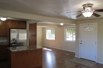 1714 S 14th St in Mount Vernon, WA - Building Photo - Building Photo