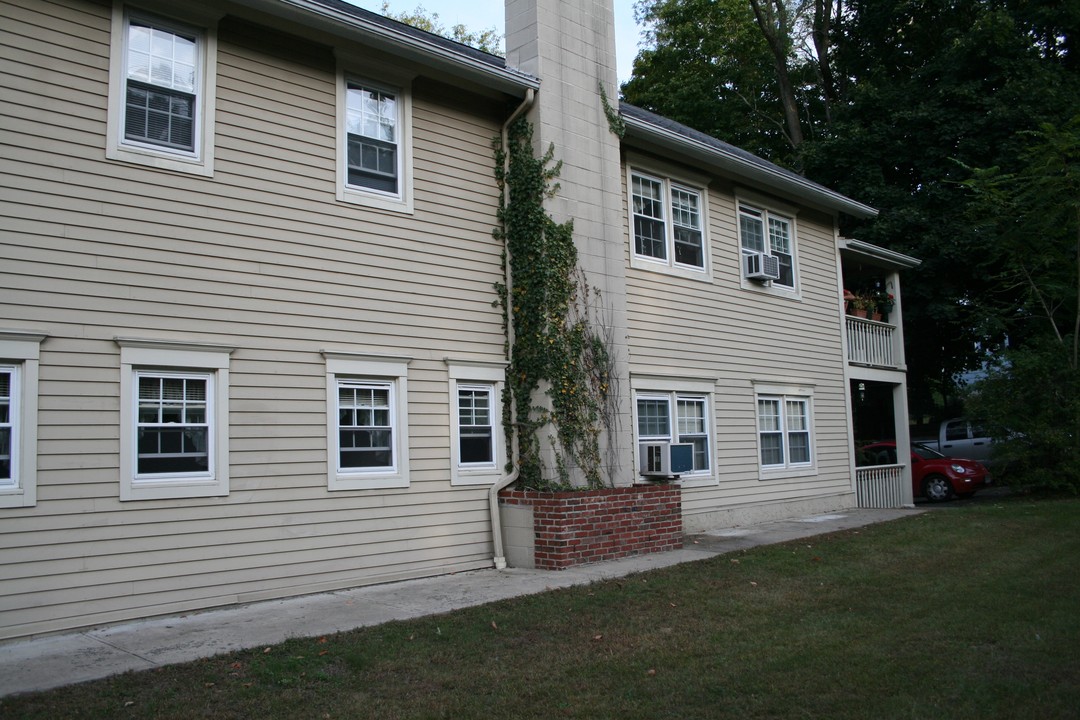 145 Whisconier Rd in Brookfield, CT - Building Photo