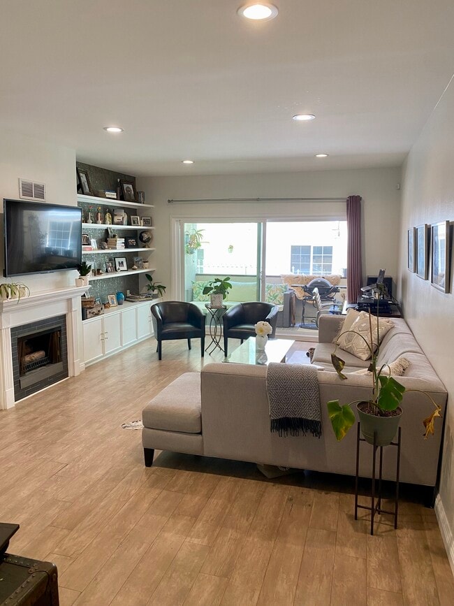 11820 Mayfield Ave, Unit 102 in Los Angeles, CA - Building Photo - Building Photo