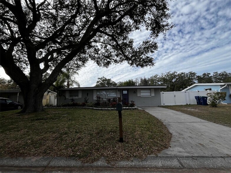 11128 116th St in Largo, FL - Foto de edificio