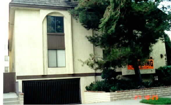 4429 Saugus Ave in Sherman Oaks, CA - Foto de edificio - Building Photo