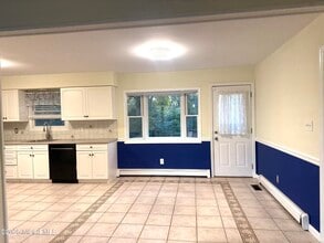 573 Lloyd Rd in Matawan, NJ - Building Photo - Building Photo
