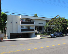 18600 Burbank Blvd in Tarzana, CA - Foto de edificio - Building Photo