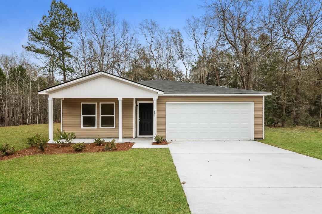 1283 Camp Viking Rd in Midway, GA - Building Photo