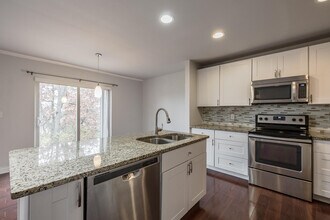 324 Stratford Ln in Lake Orion, MI - Building Photo - Building Photo