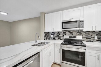 10733 Cleary Blvd in Plantation, FL - Building Photo - Building Photo