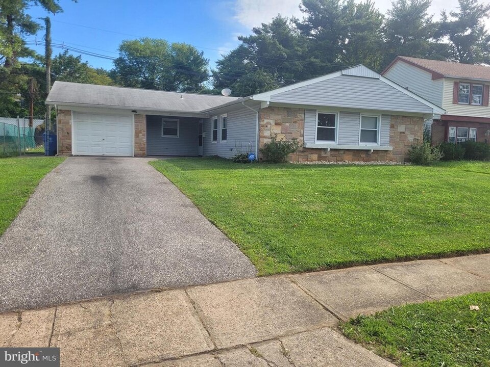 60 Henderson Ln in Willingboro, NJ - Building Photo