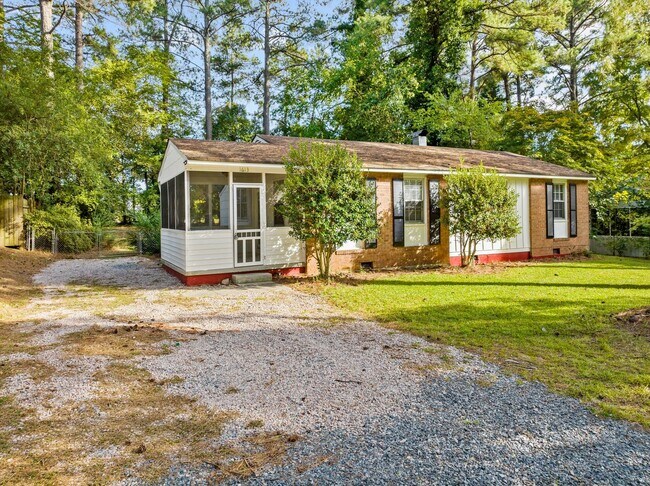 1613 Seminole Trail in Raleigh, NC - Foto de edificio - Building Photo