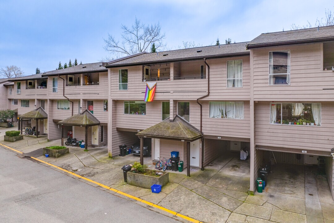 8700 Maple Grove Cres in Burnaby, BC - Building Photo