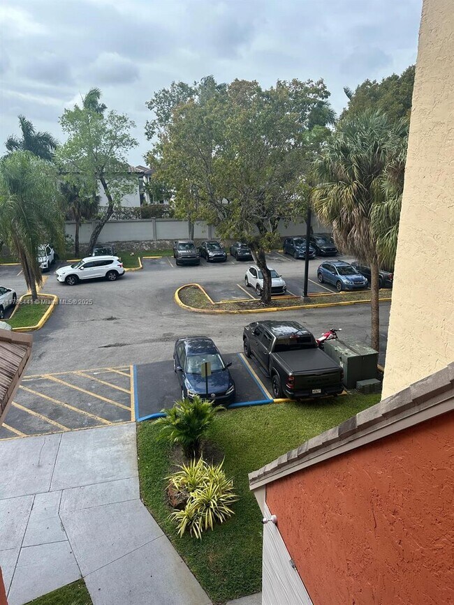 8180 Geneva Ct in Doral, FL - Building Photo - Building Photo