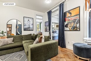 137 W 12th St in New York, NY - Building Photo