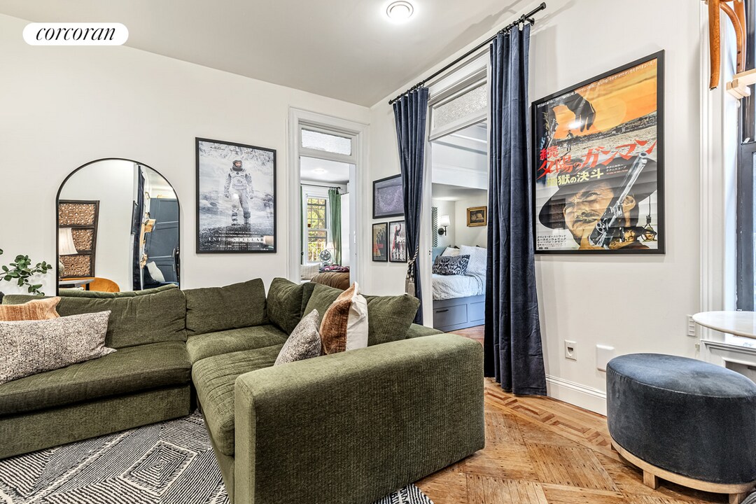 137 W 12th St in New York, NY - Building Photo