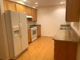 2112 Hamilton Ave in North Bend, OR - Building Photo