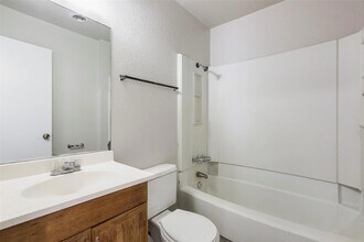 10207 Brownie Dr, Unit B in Austin, TX - Building Photo - Building Photo