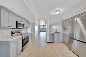 117 Lake Emerald Dr in Oakland Park, FL - Building Photo - Building Photo