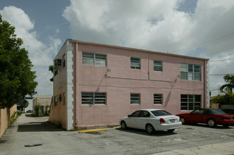 5831 SW 8th St in West Miami, FL - Building Photo - Building Photo