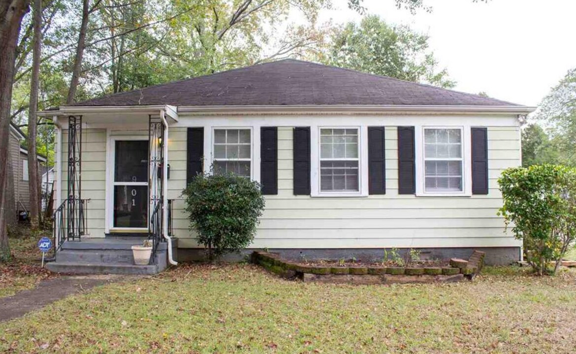 901 Kirkwood Ave in Anniston, AL - Building Photo