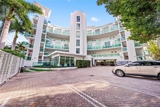 2000 Bay Dr in Miami Beach, FL - Foto de edificio - Building Photo