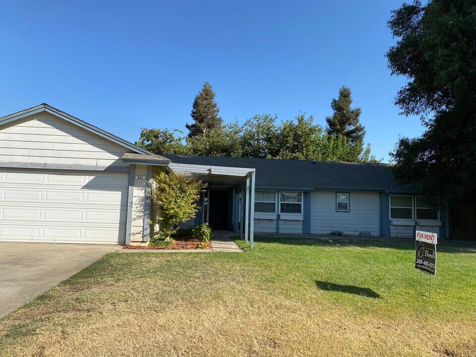 645 Rosehill Dr in Chowchilla, CA - Building Photo