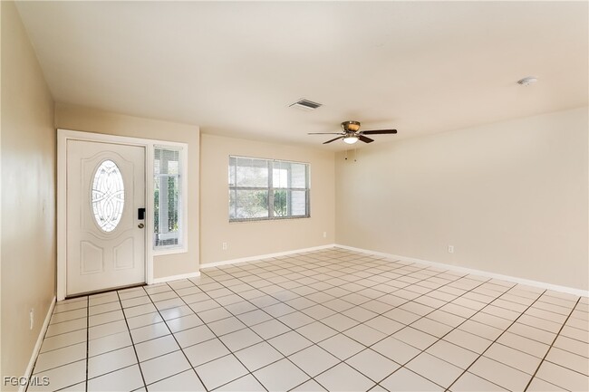 330 SE 46th Ln in Cape Coral, FL - Building Photo - Building Photo