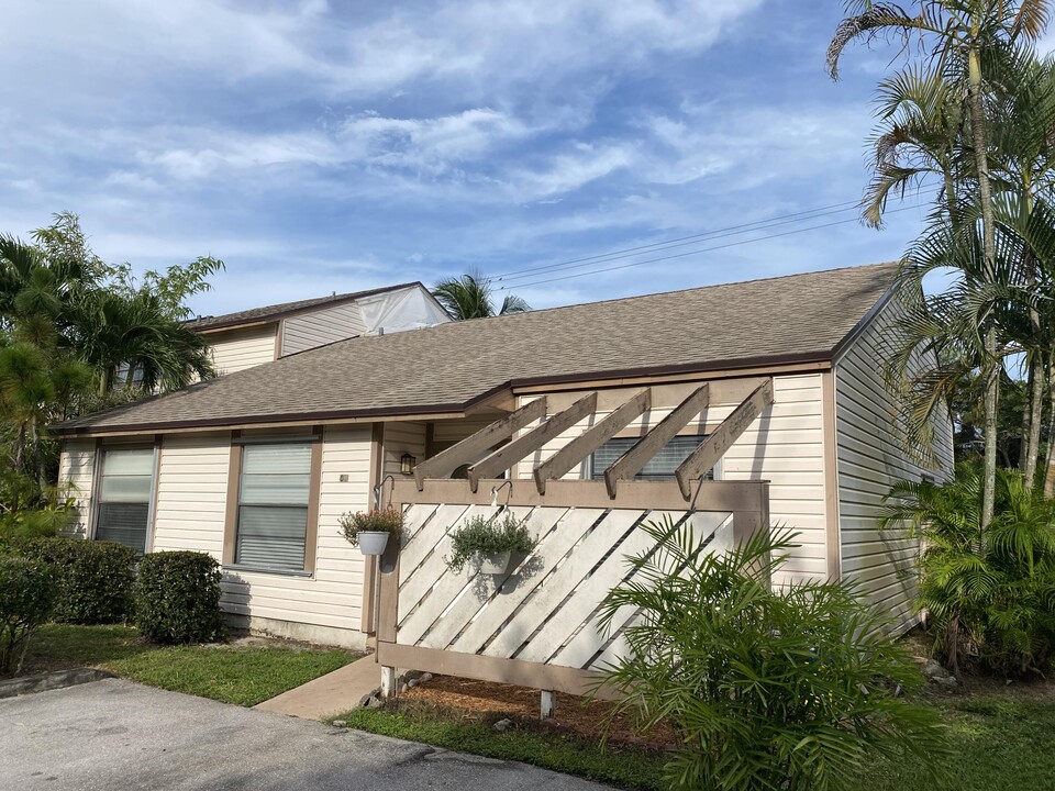 118 Sherwood Cir in Jupiter, FL - Building Photo