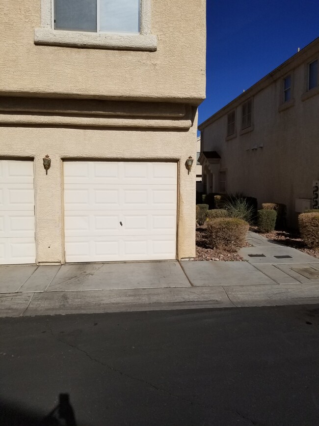 6434 Stone Dry Ave, Unit 101 in Henderson, NV - Building Photo - Building Photo