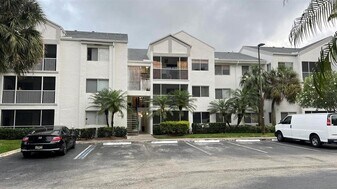 5612 Rock Island Rd, Unit 146 in Tamarac, FL - Building Photo