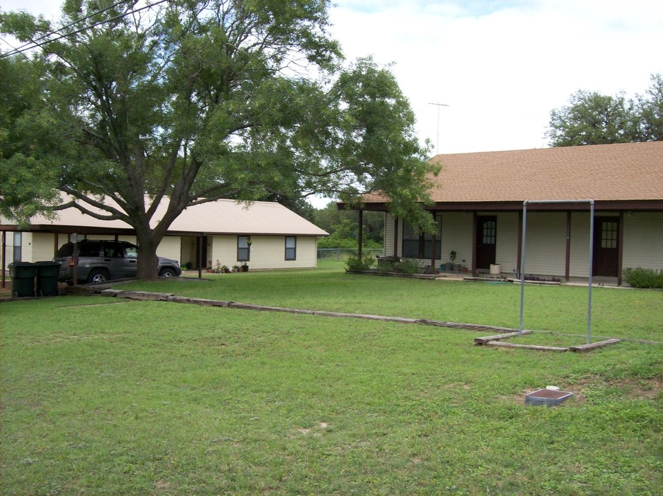 1018 13th St in Blanco, TX - Building Photo