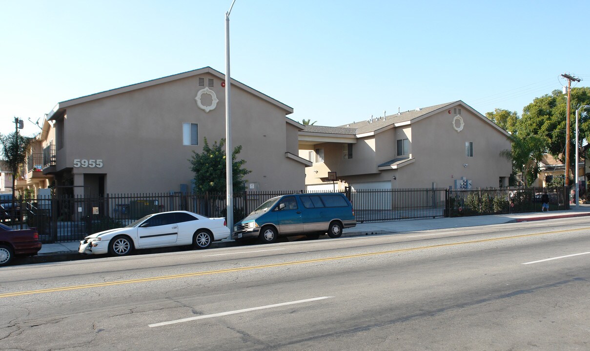 5955 Hooper Ave in Los Angeles, CA - Foto de edificio