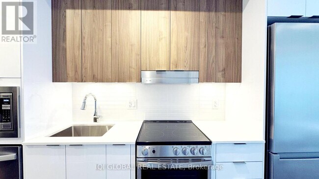 5105 Hurontario St in Mississauga, ON - Building Photo - Building Photo