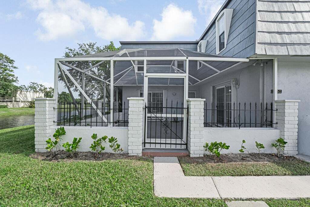 12057 Basin St N in Wellington, FL - Building Photo