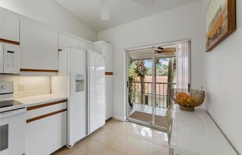 2325 Hidden Lake Dr in Naples, FL - Building Photo - Building Photo