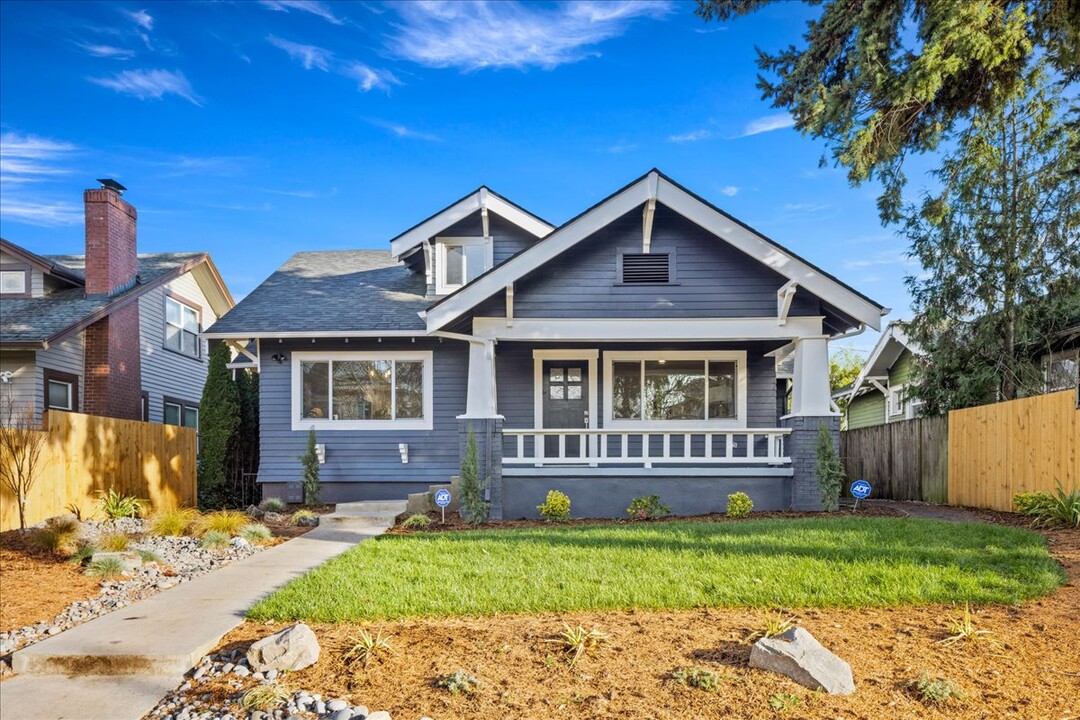 5764 NE Garfield Ave in Portland, OR - Building Photo
