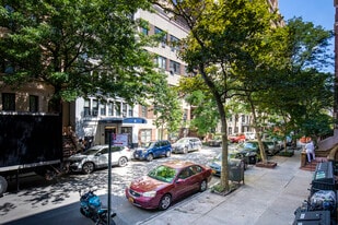 27 W 71st St in New York, NY - Building Photo