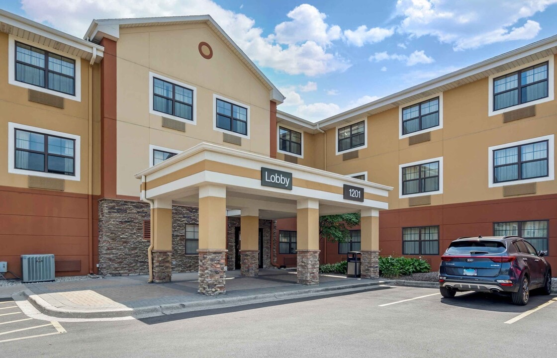 Furnished Studio-Chicago - O'Hare - North in Des Plaines, IL - Foto de edificio