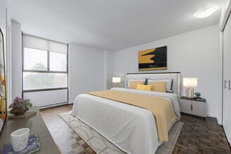 Simcoe Estates in Oshawa, ON - Building Photo - Building Photo
