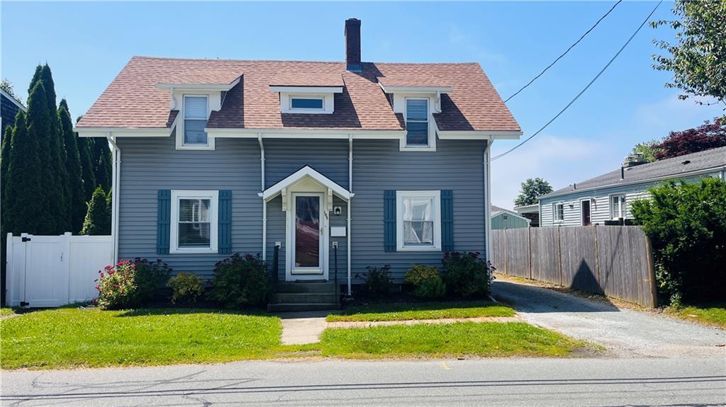 105 Bliss Rd in Newport, RI - Building Photo