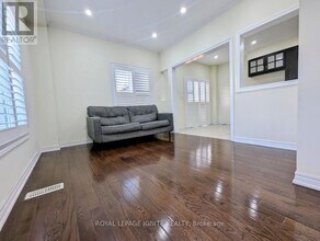 8 Wimbledon Ct in Whitby, ON - Building Photo - Building Photo