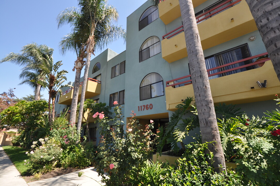 11760 Hamlin St in Los Angeles, CA - Building Photo