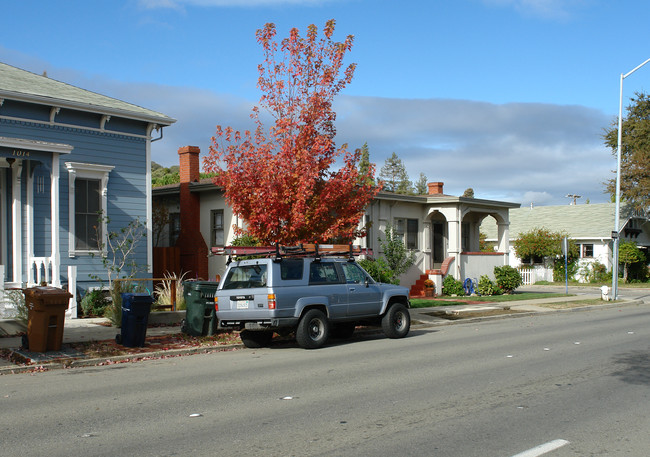 1002 Alhambra Ave in Martinez, CA - Foto de edificio - Building Photo