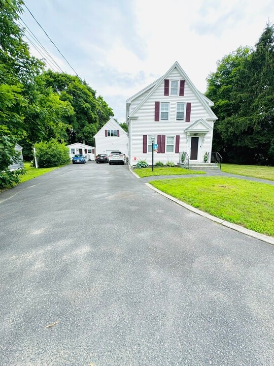 331 King Philip St, Unit 2 in Raynham, MA - Foto de edificio