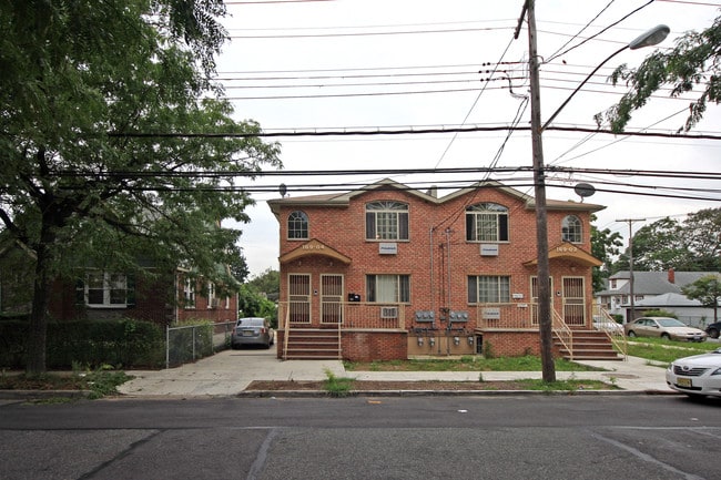 16904 140th Ave in Jamaica, NY - Foto de edificio - Building Photo