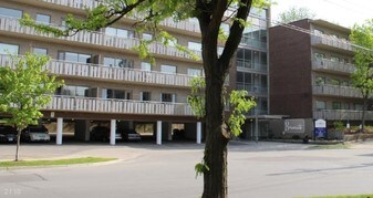 Benvenuto Apartments in Hamilton, ON - Building Photo
