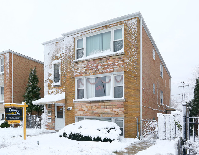 7177 W Addison St in Chicago, IL - Building Photo - Primary Photo